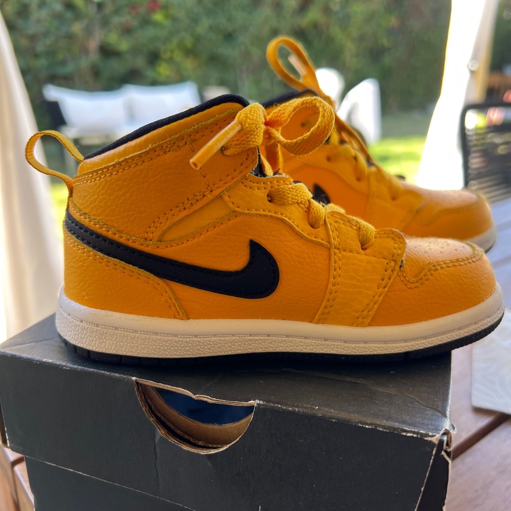 Nike Air Jordan 1 Mid University Gold Black (TD) Size 8c